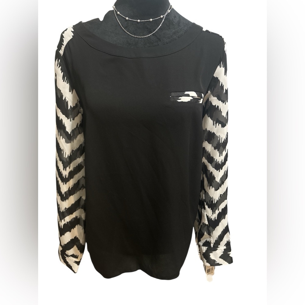 AB Studio NWT Geometric Print Back Blouse, Size M Long Sleeve‎ Tab